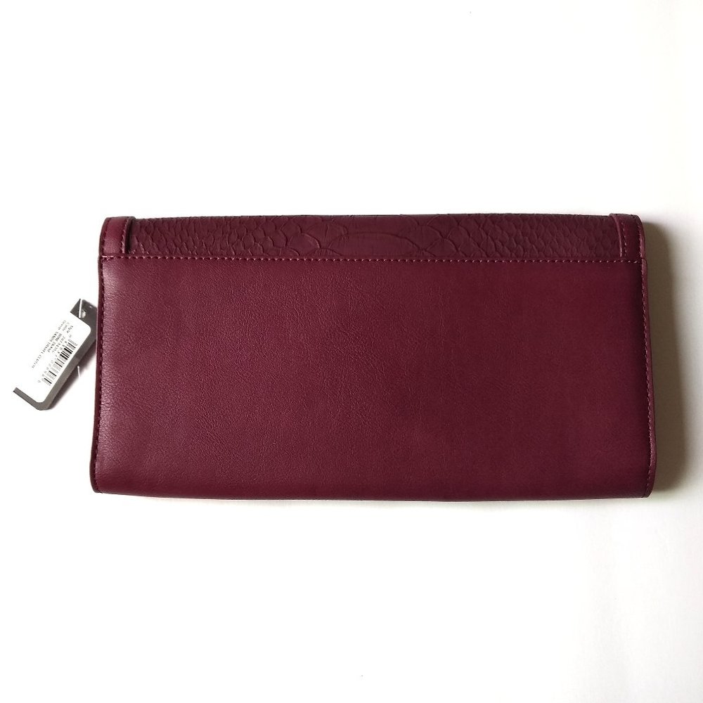 🌸2/$15 sale! GUESS Sandy Travel Clutch in Wine Snake - Picture 2 of 6